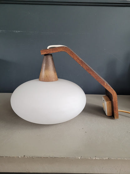 Applique scandinave vintage en teck et globe opaline - Ref 355