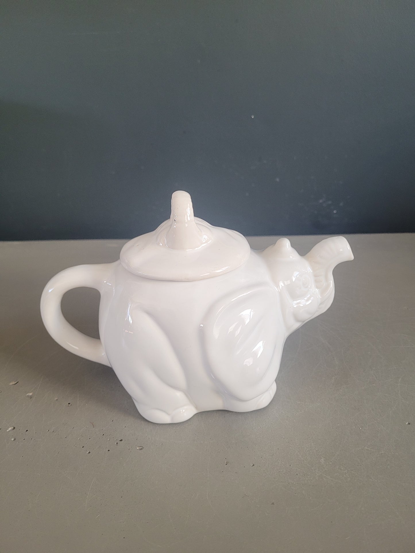 Théière éléphant en porcelaine blanche - Ref 661
