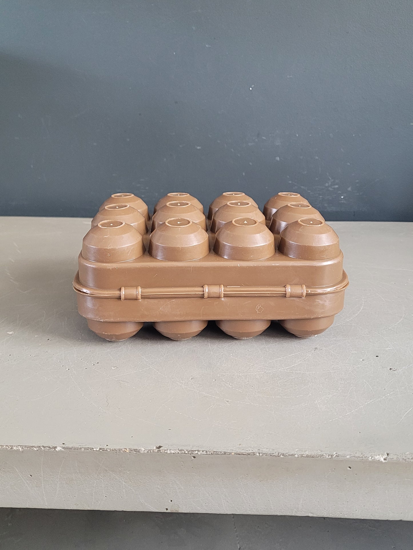Boîte à œufs vintage en plastique marron chocolat- 12 compartiments - Ref 1018