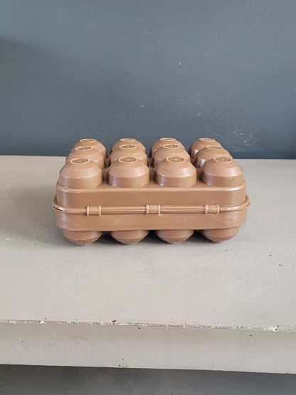 Boîte à œufs vintage en plastique marron chocolat- 12 compartiments - Ref 1018