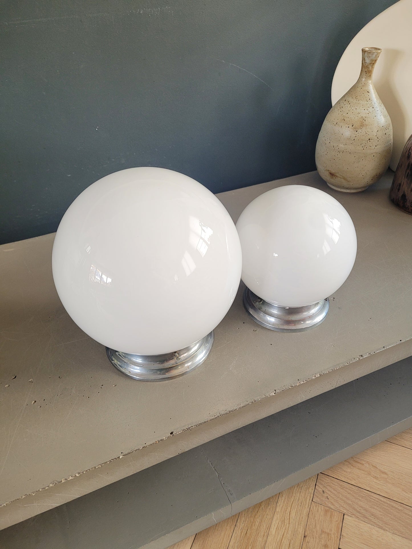 Paire de plafonniers ou appliques globes en verre blanc - Ref 872