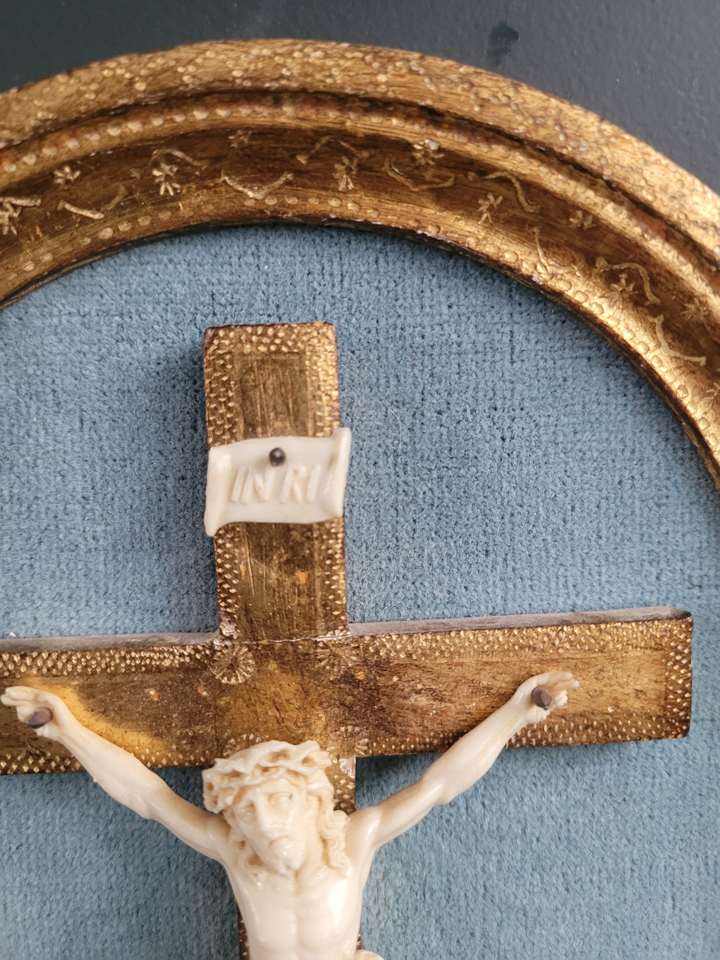 Crucifix encadré cadre doré et velours turquoise - Ref 1036
