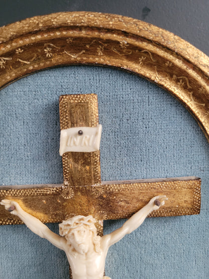 Crucifix encadré cadre doré et velours turquoise - Ref 1036