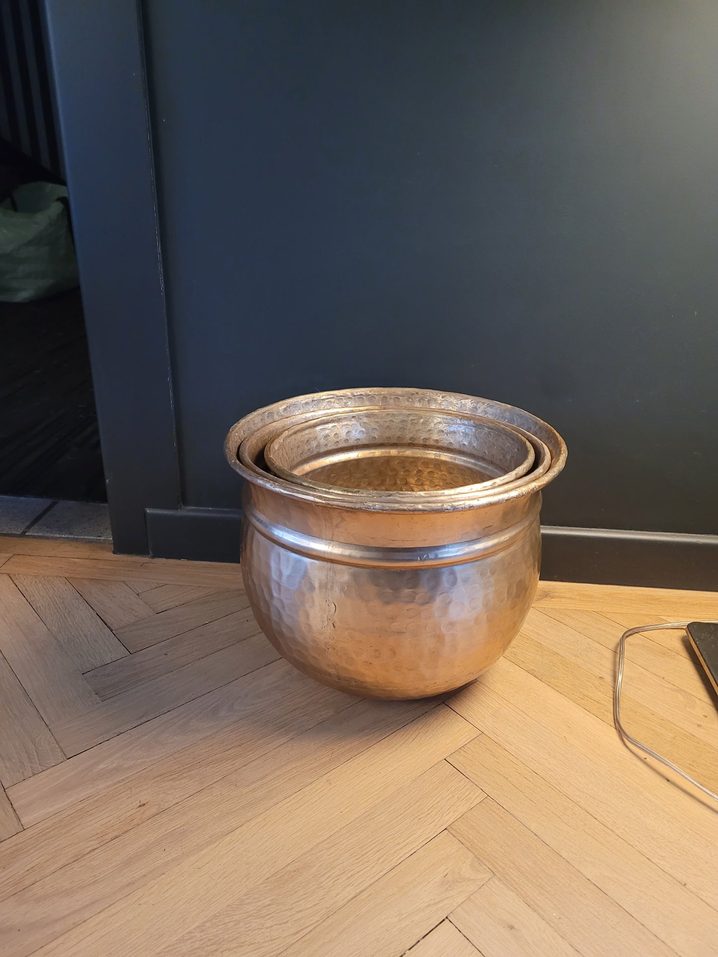 Cache-pots gigogne en métal doré martelé- Ref 633