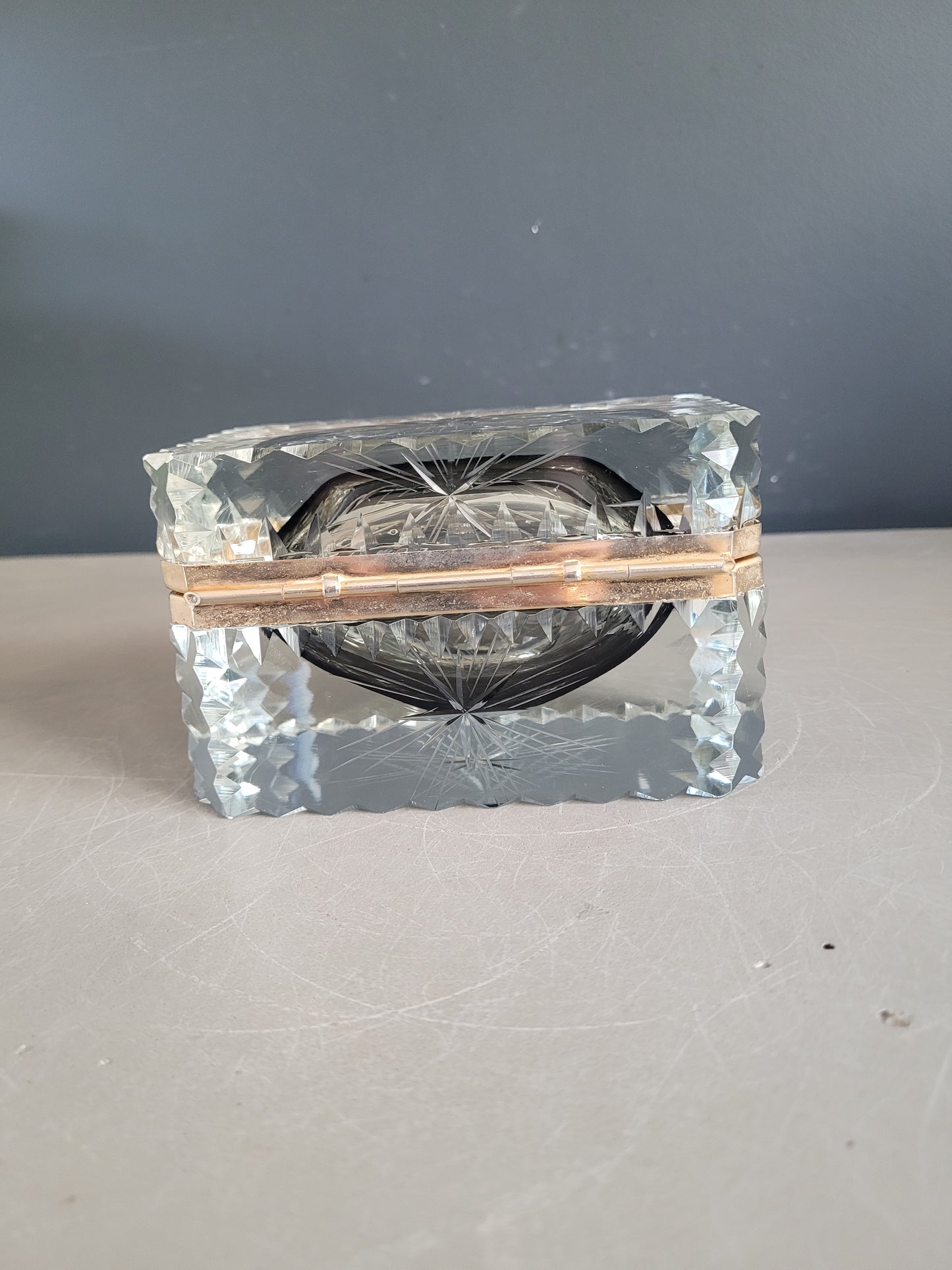 Boîte à bijoux ancienne en verre ciselé- Ref 897