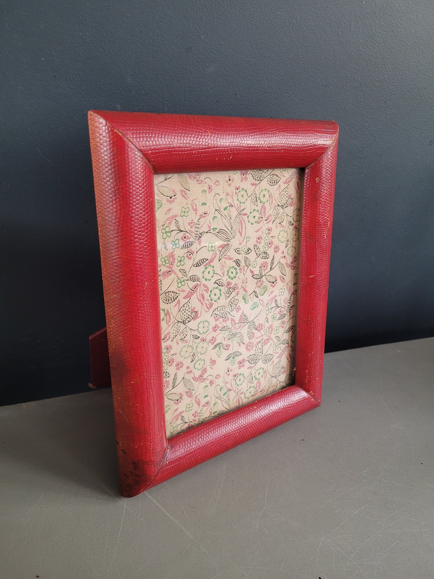 Cadre ancien à poser ou à suspendre en cuir rouge - Ref 793