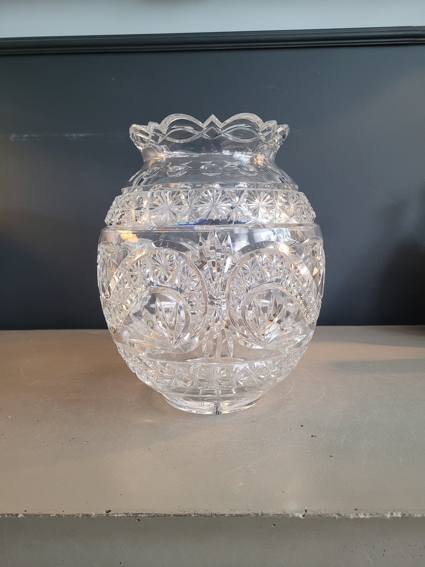 Grand vase boule en cristal ciselé - Ref 973