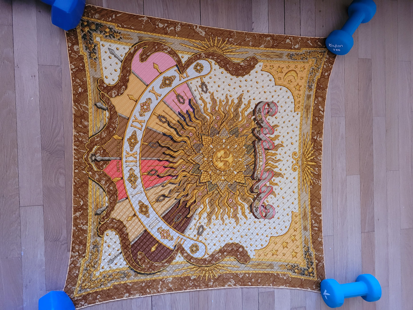 Carré plissé Hermès Gloria Soli par J. Metz - Ref 907