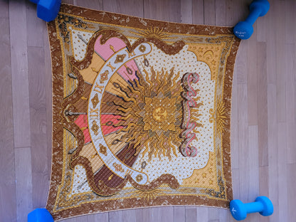 Carré plissé Hermès Gloria Soli par J. Metz - Ref 907