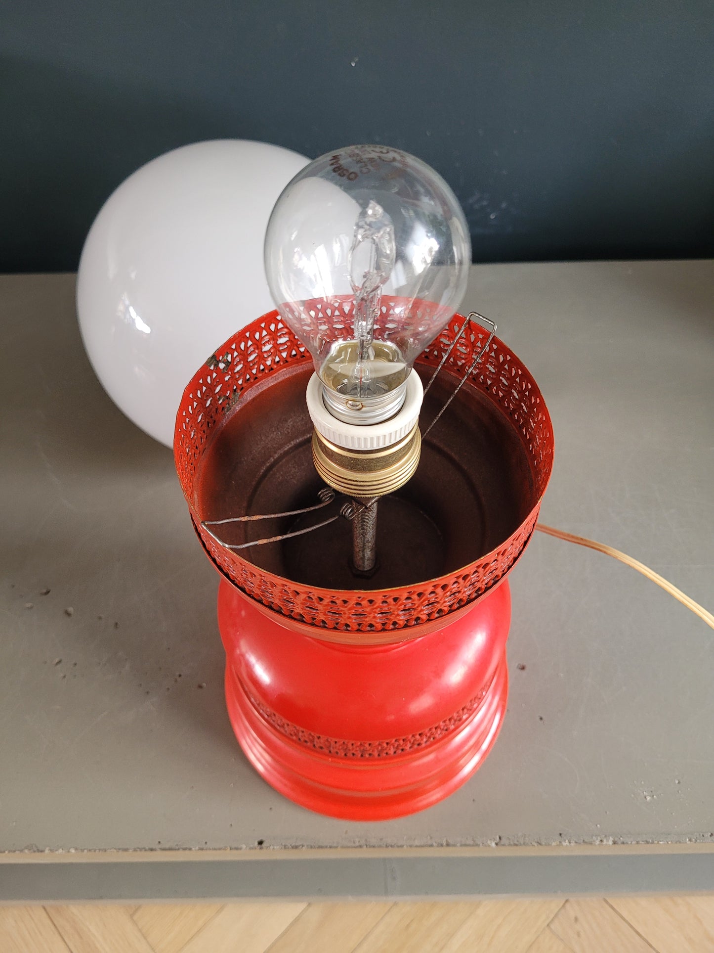 Lampe globe vintage à pied métal ajouré laqué rouge - Ref 798