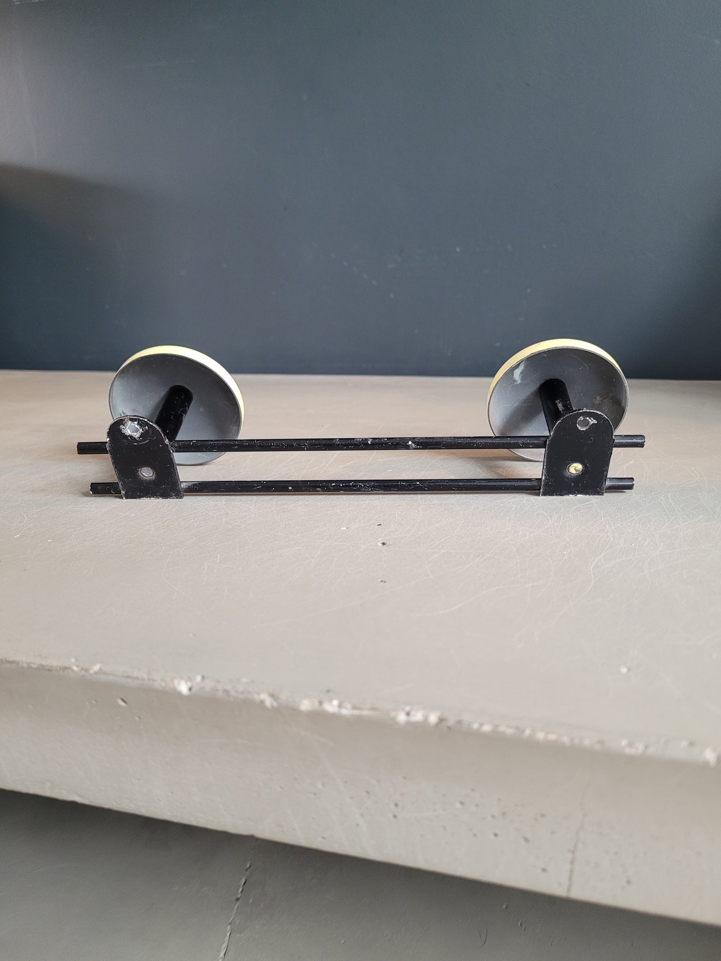 Porte-manteau mural 2 patères années 60 jaune - Ref 289