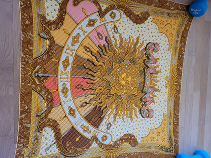 Carré plissé Hermès Gloria Soli par J. Metz - Ref 907