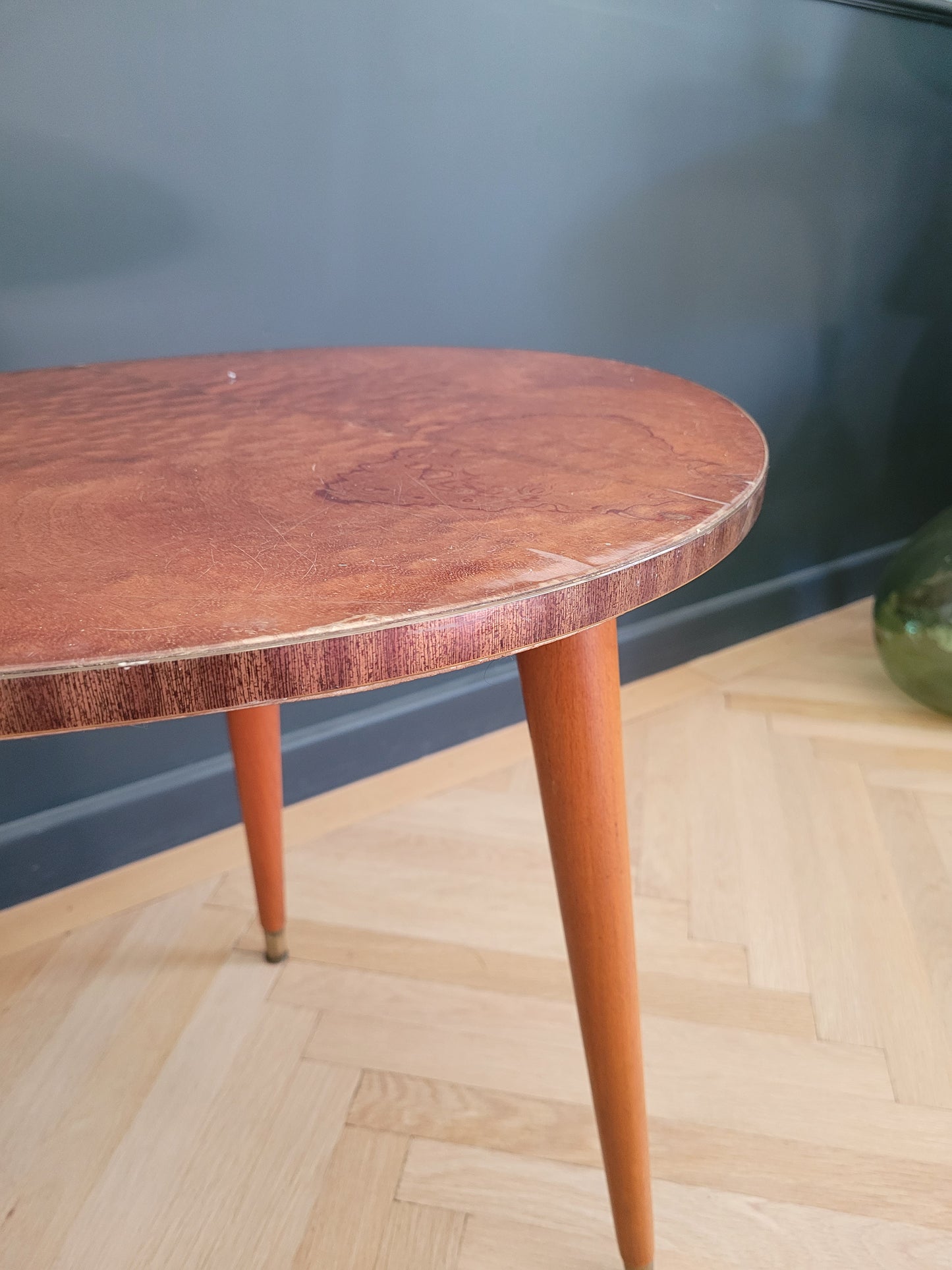 Table basse haricot années 50 en loupe d'orme - Ref 637