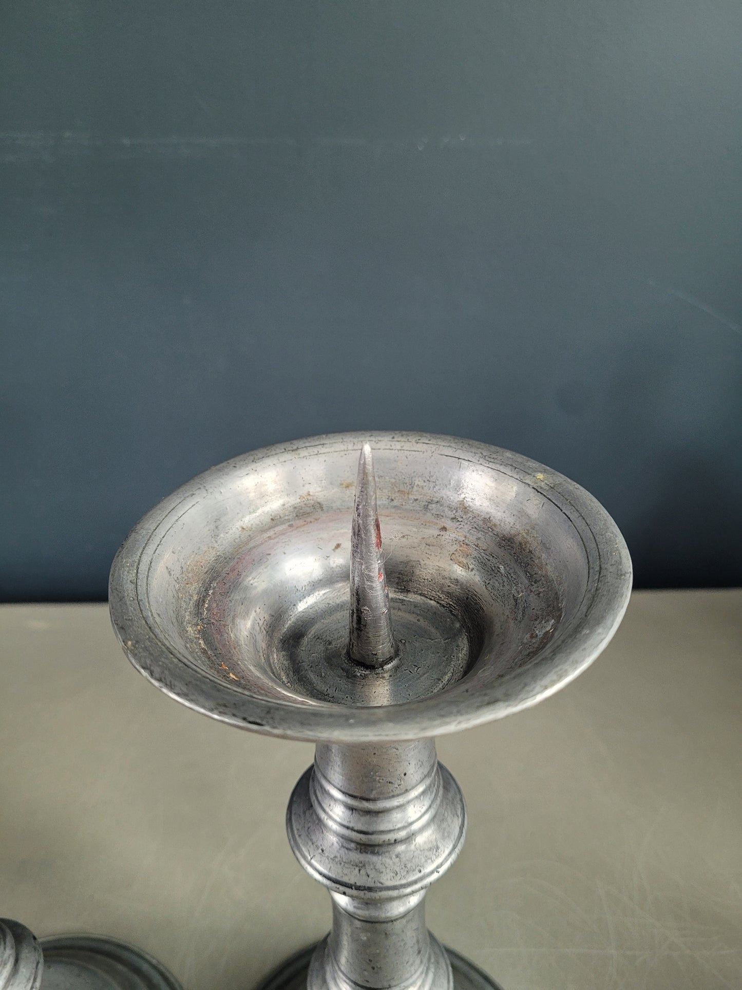 Paire de bougeoirs liturgiques en étain gravés et poinconnés - Ref 482