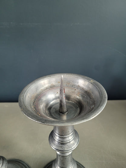 Paire de bougeoirs liturgiques en étain gravés et poinconnés - Ref 482