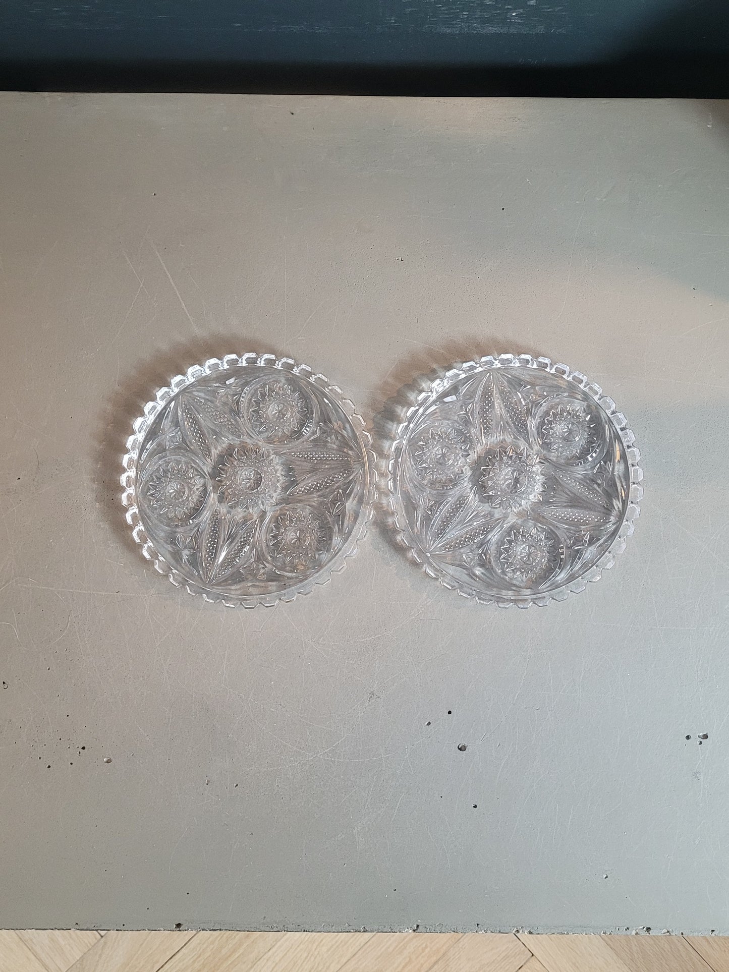 Paire de dessous de bouteilles en verre ciselé - Ref 975