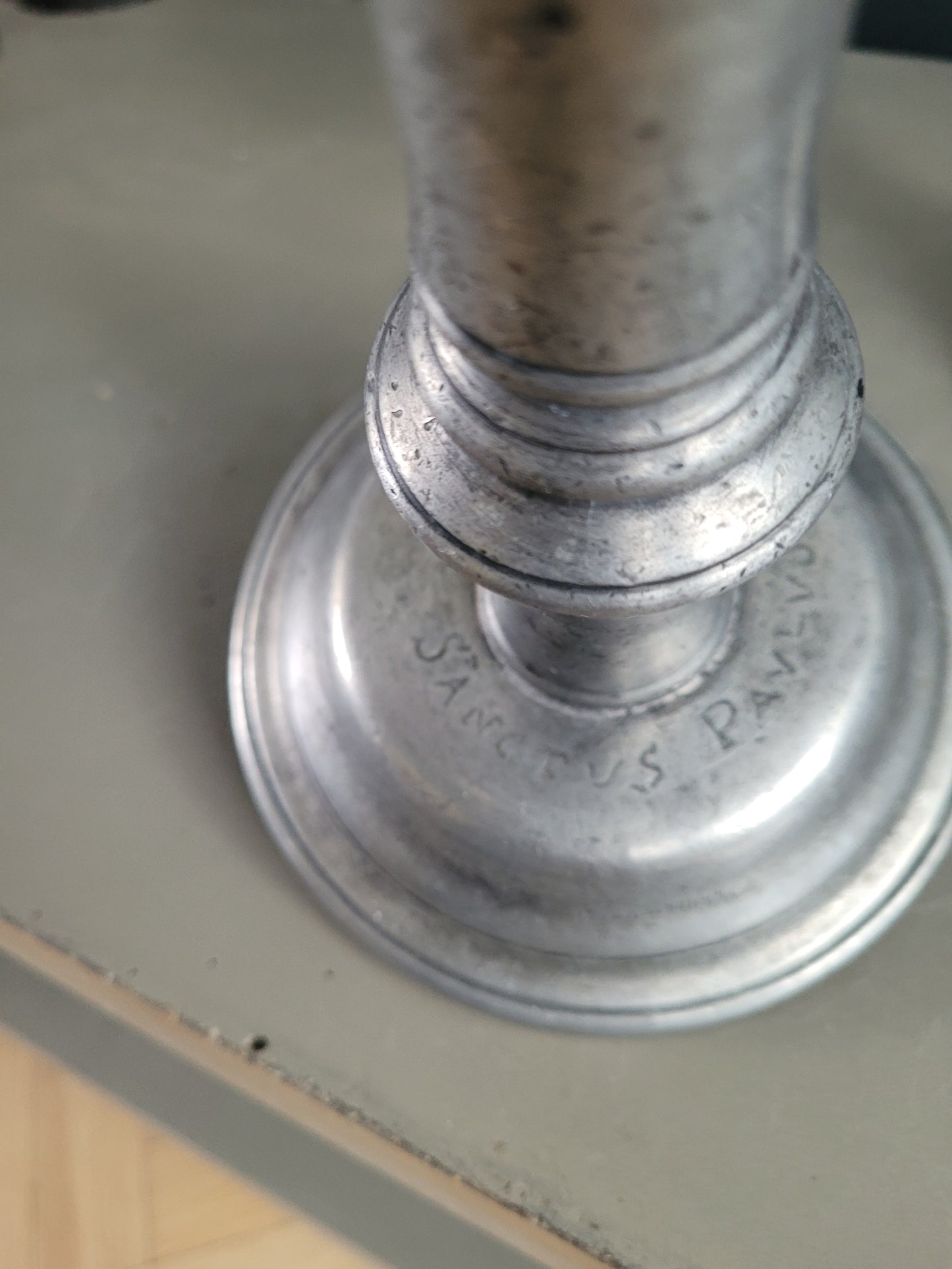 Paire de bougeoirs liturgiques en étain gravés et poinconnés - Ref 482