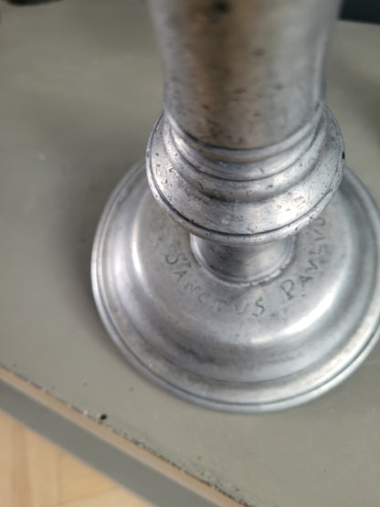 Paire de bougeoirs liturgiques en étain gravés et poinconnés - Ref 482