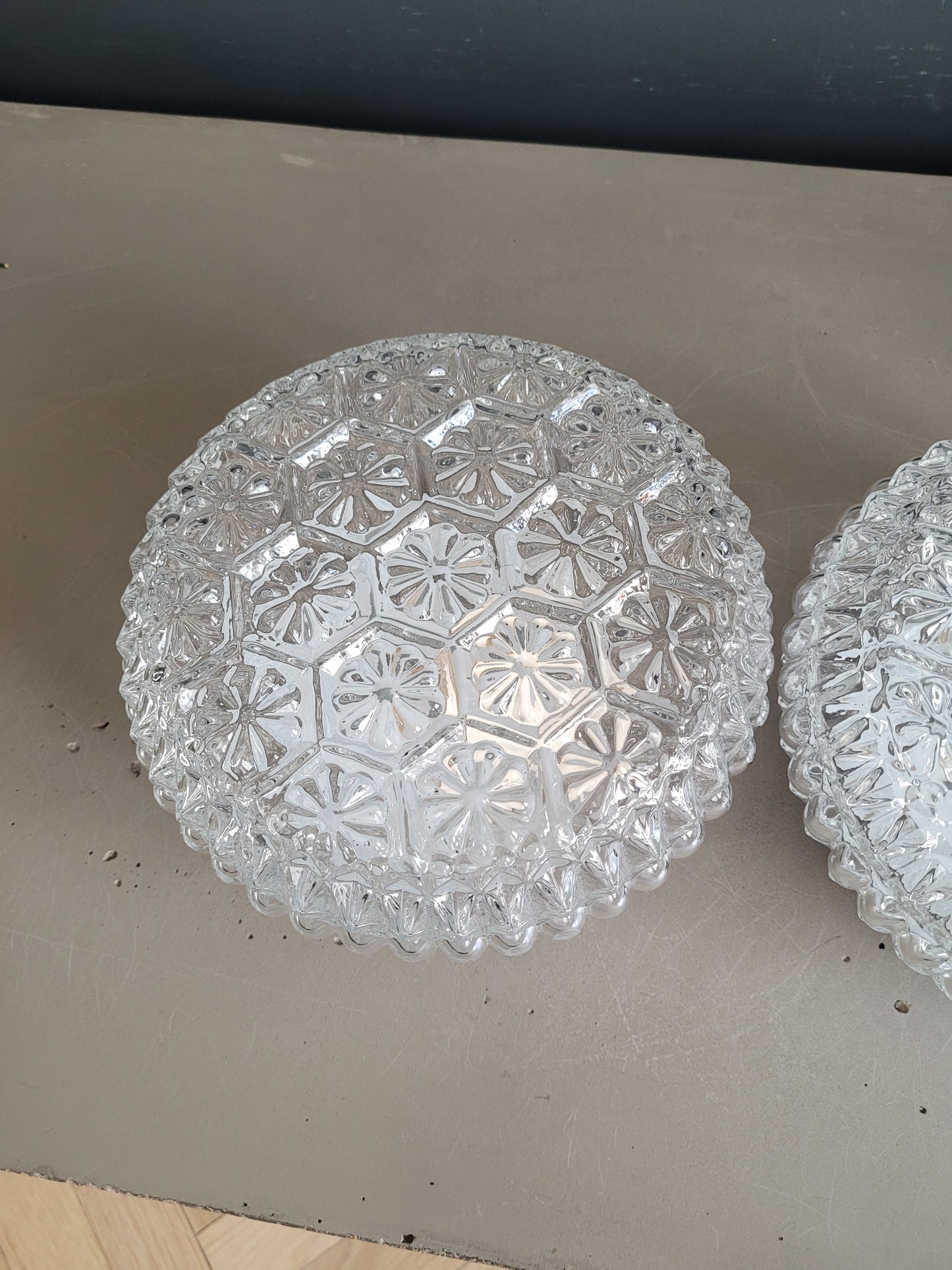 Paire de plafonniers en verre moulé - Ref 435