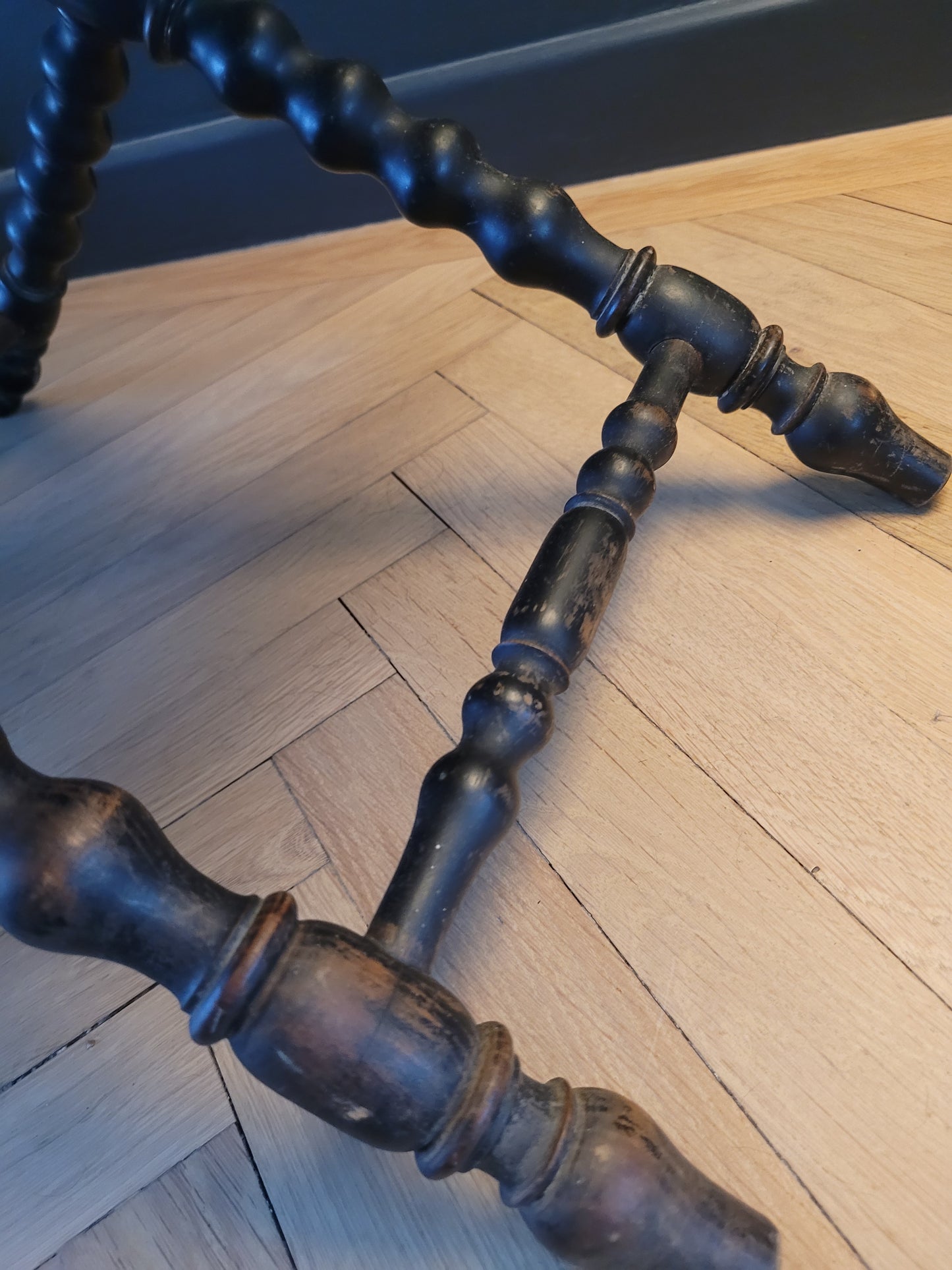 Ployant en bois tourné perlé et tapisserie - Tabouret pliant - Ref 972