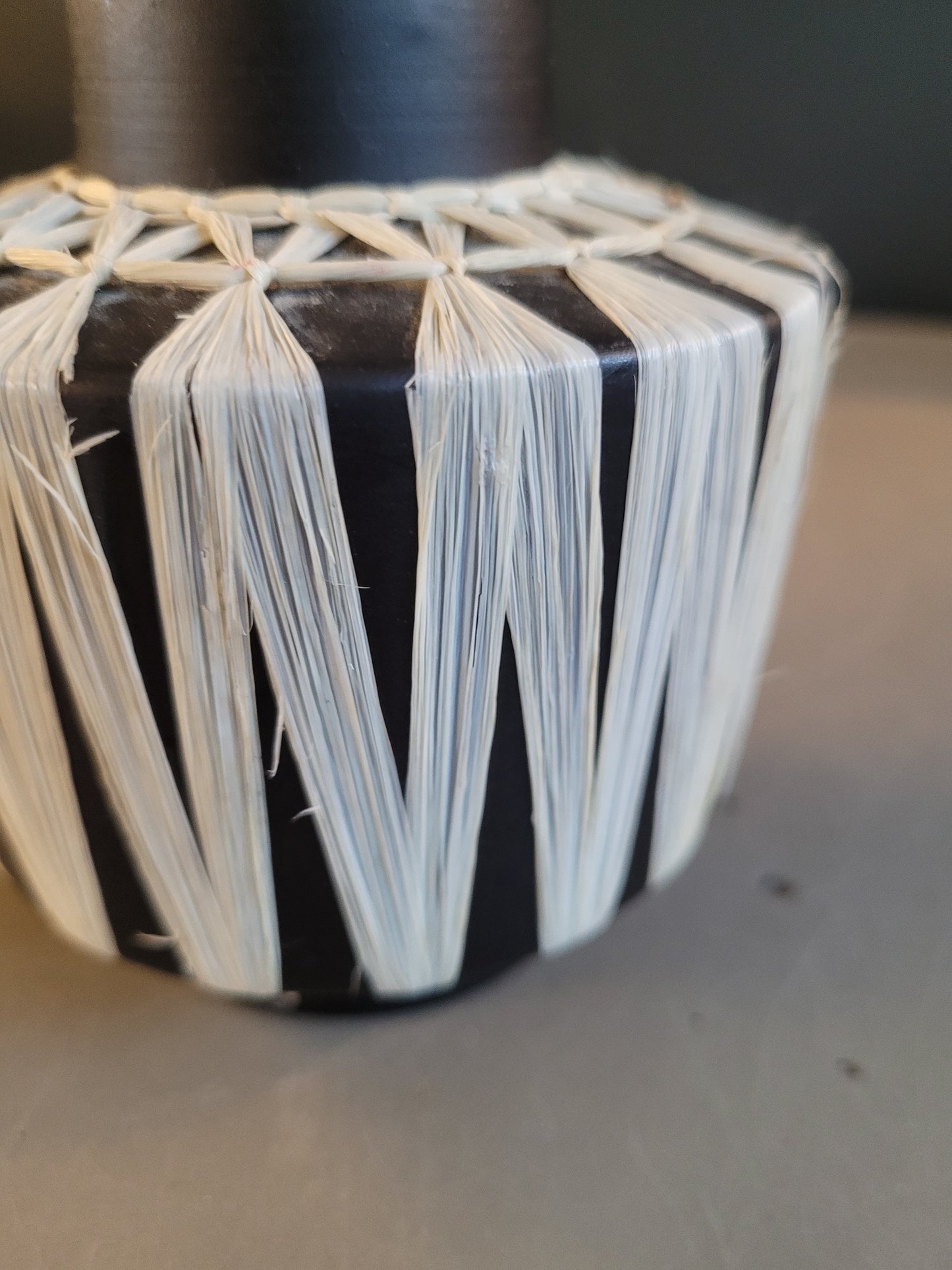 Vase autrichien des années 50-60 avec tissage en raphia - Ref 913