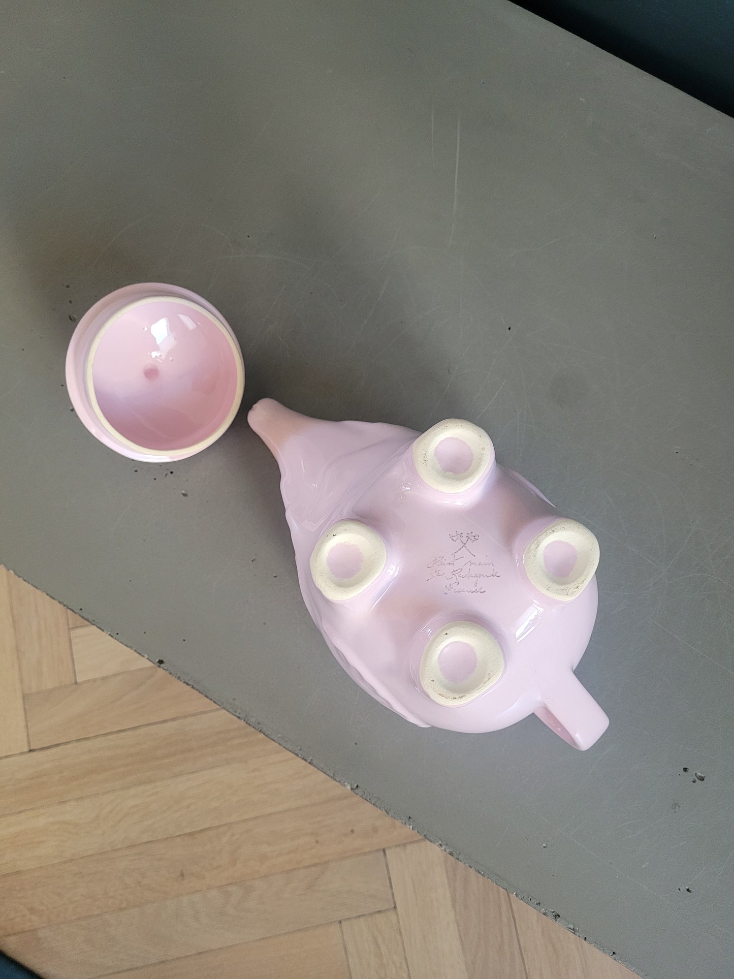 Théière éléphant rose de la faïencerie Sainte Radegonde  - Ref 660