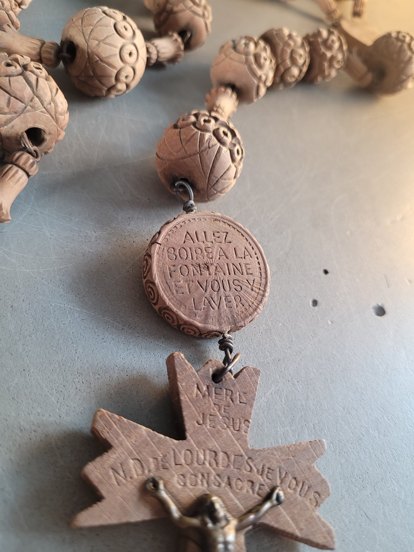 Grand chapelet en bois sculpté 130cm - Notre Dame de Lourdes - Ref 787