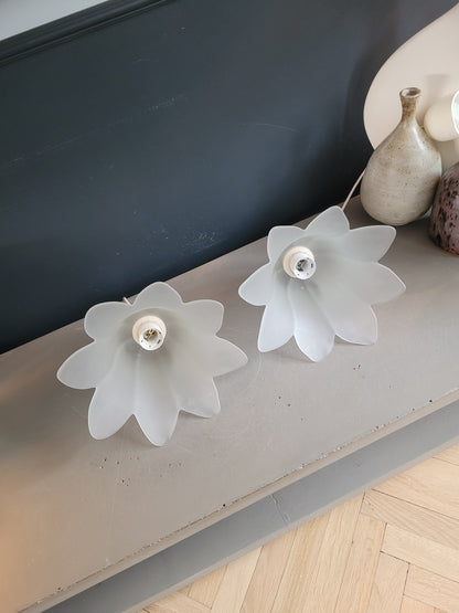 Paire de suspensions fleurs en verre dépoli- Ref 869