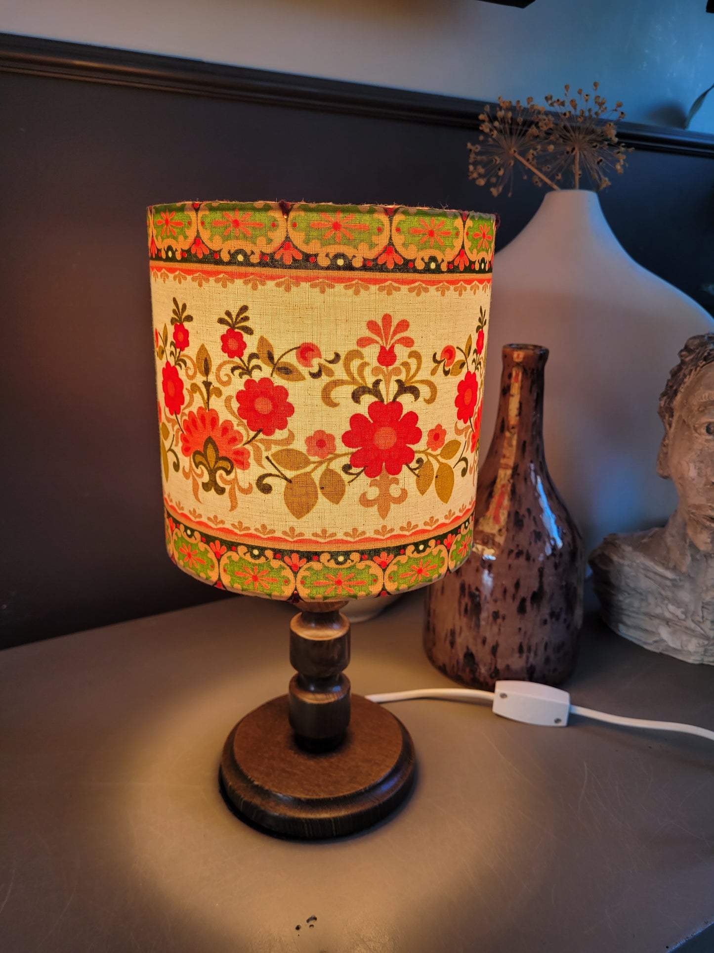 Lampe de chevet pied en bois tourné et abat-jour fleuri - Ref 957