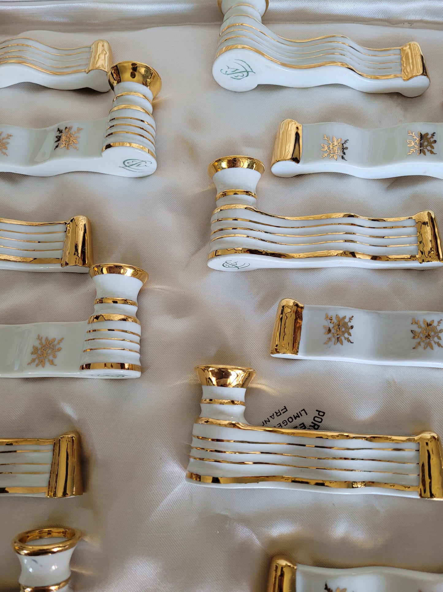 12 porte-couteaux en porcelaine de Limoges dans leur écrin- Ref 306