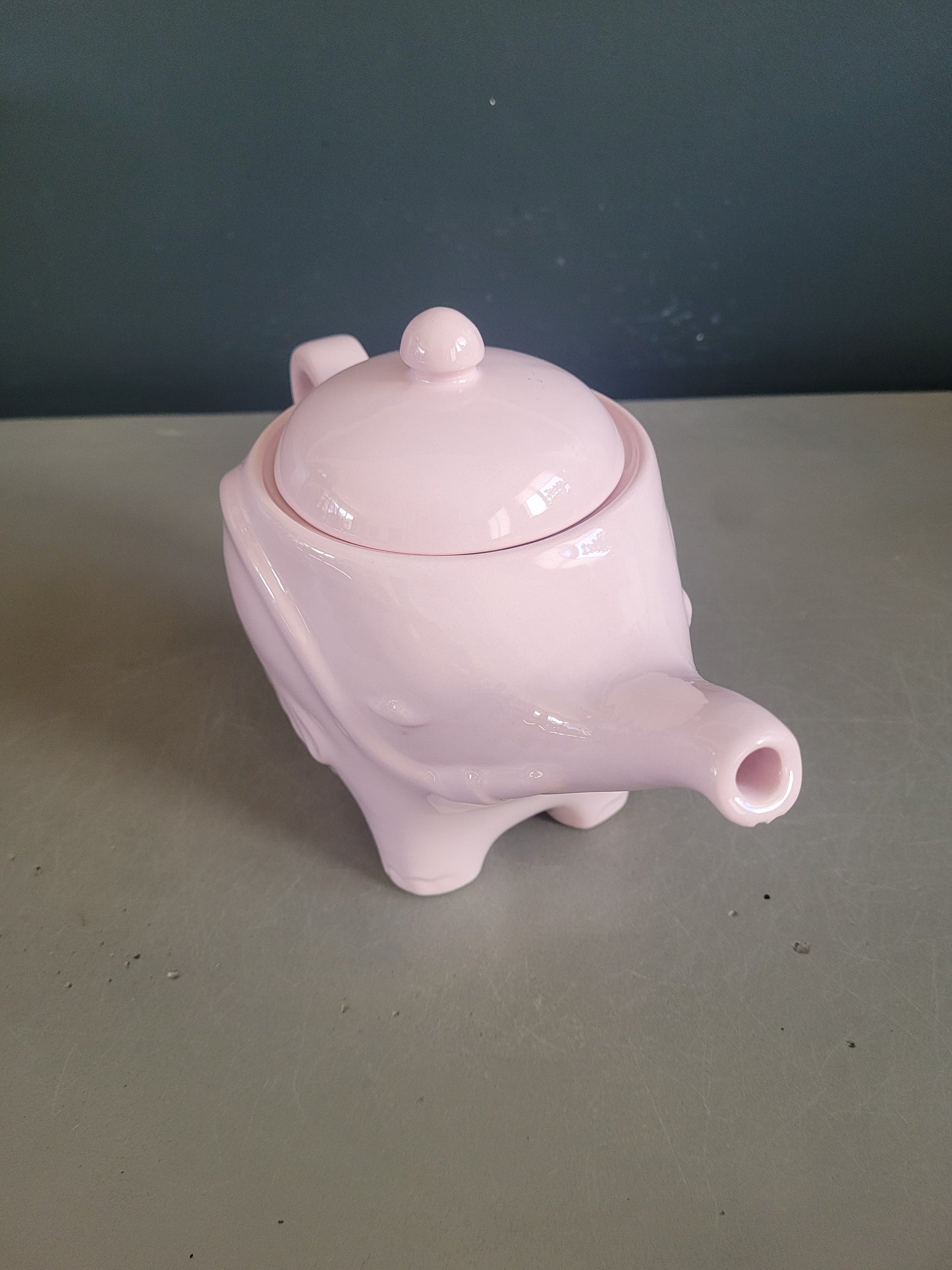 Théière éléphant rose de la faïencerie Sainte Radegonde  - Ref 660