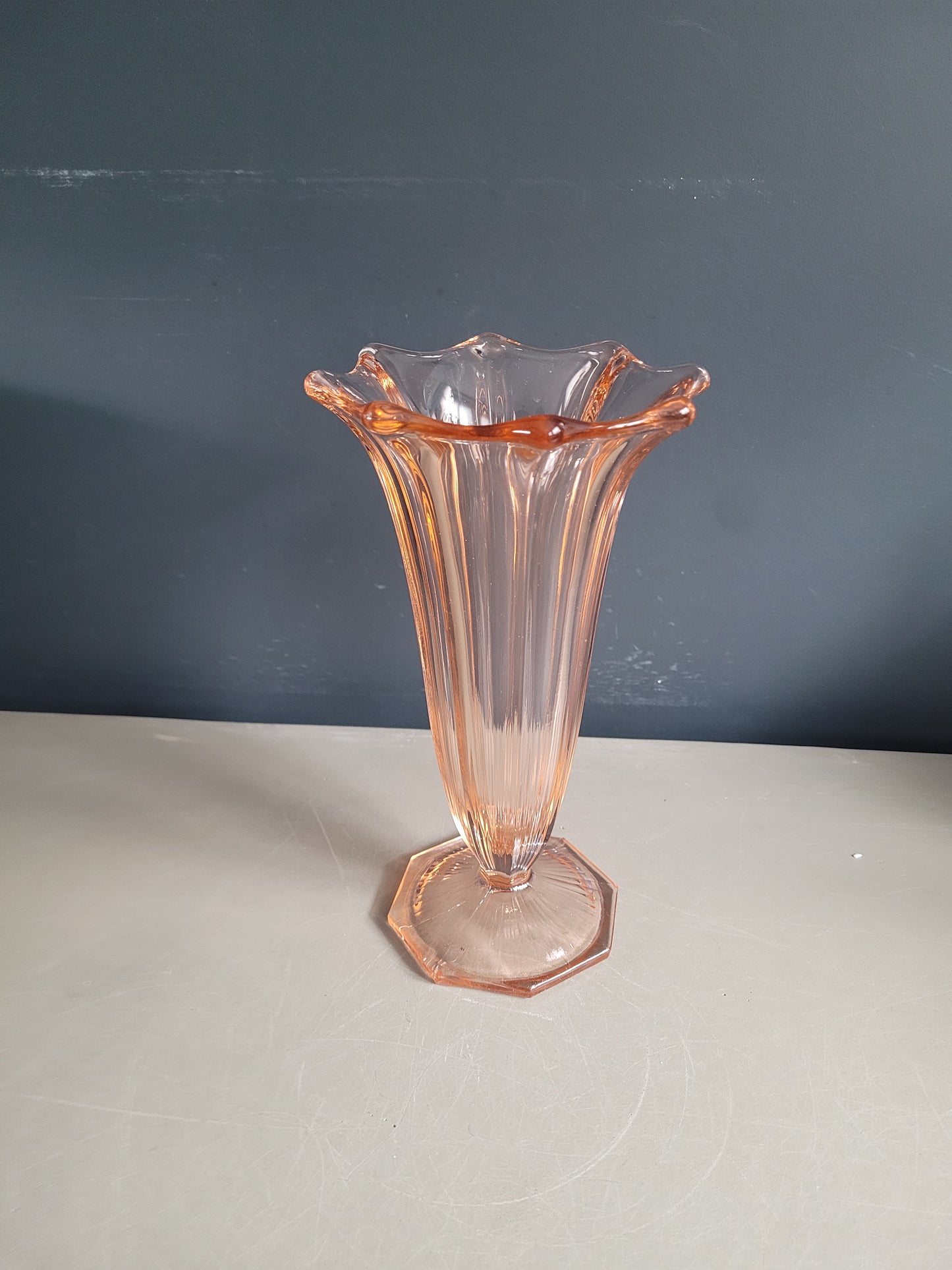 Vase tulipe vintage en verre moulé rose - Ref 862