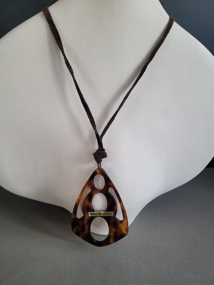 Collier pendentif en acétate façon écailles et cordon cuir - Ref 651