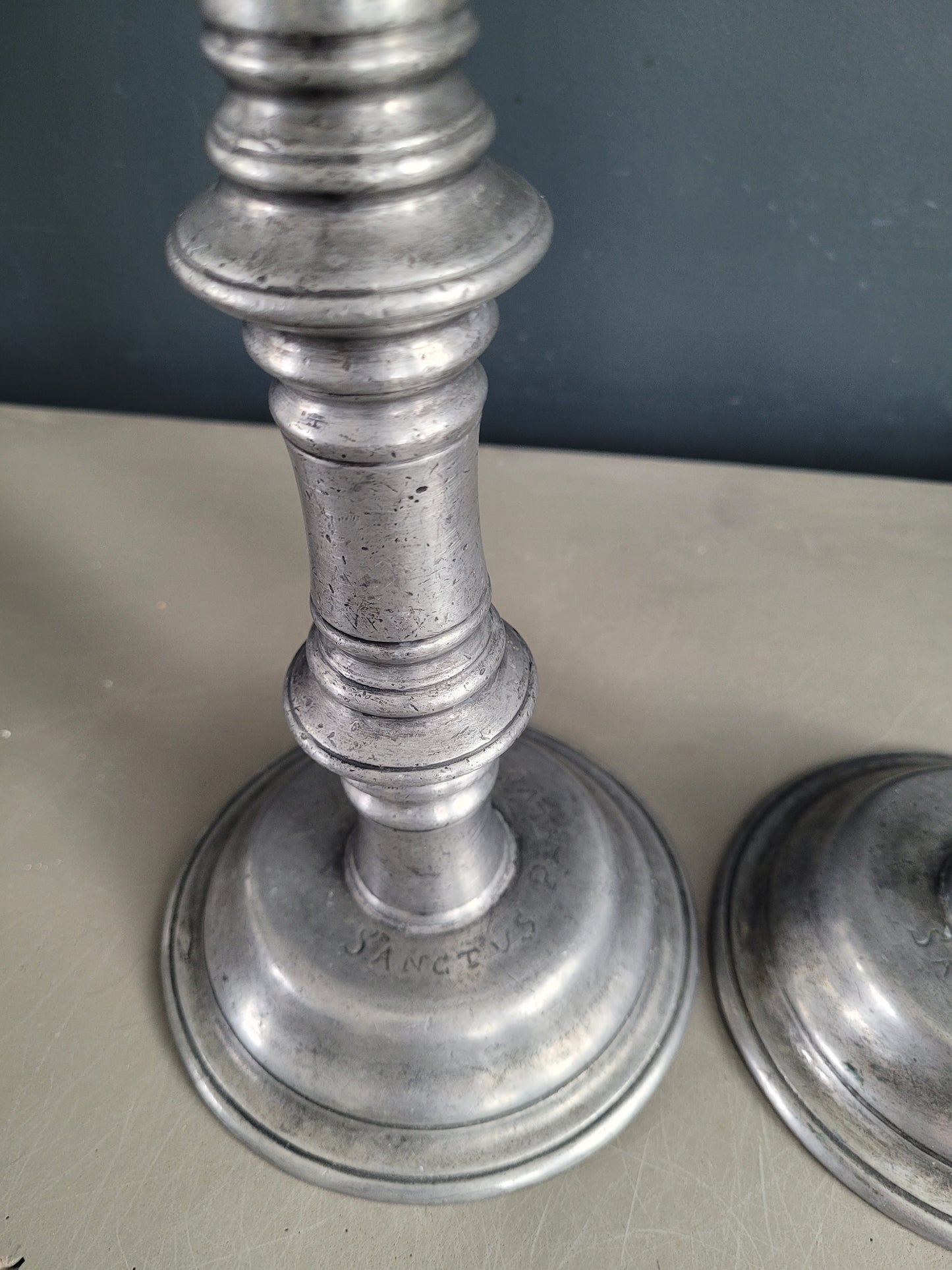 Paire de bougeoirs liturgiques en étain gravés et poinconnés - Ref 482