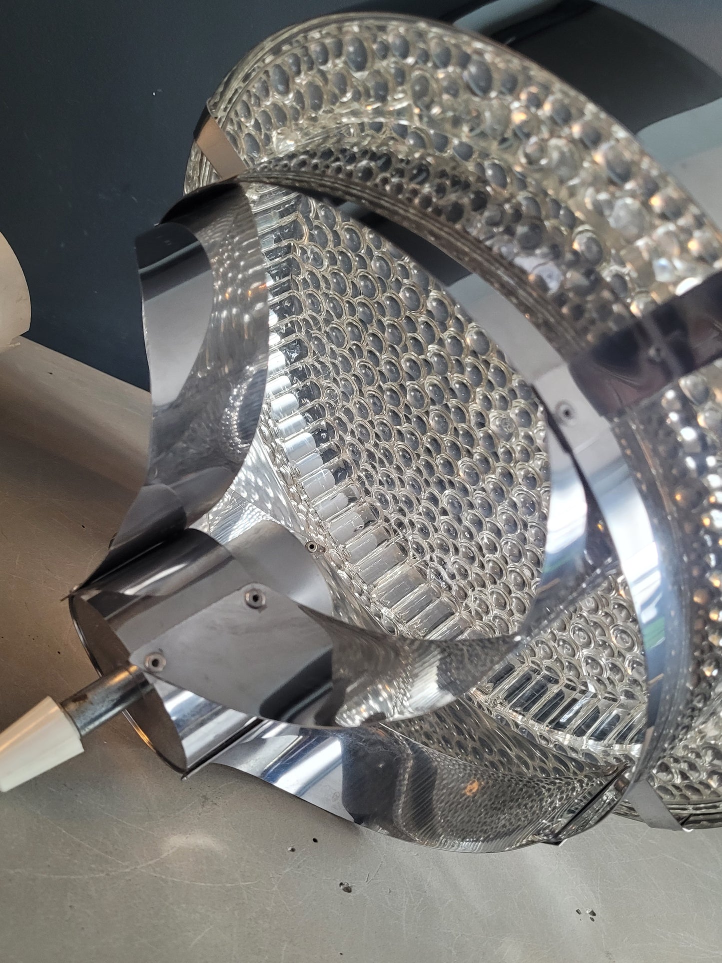Suspension space-age en plastique bulle et aluminium - Ref 978