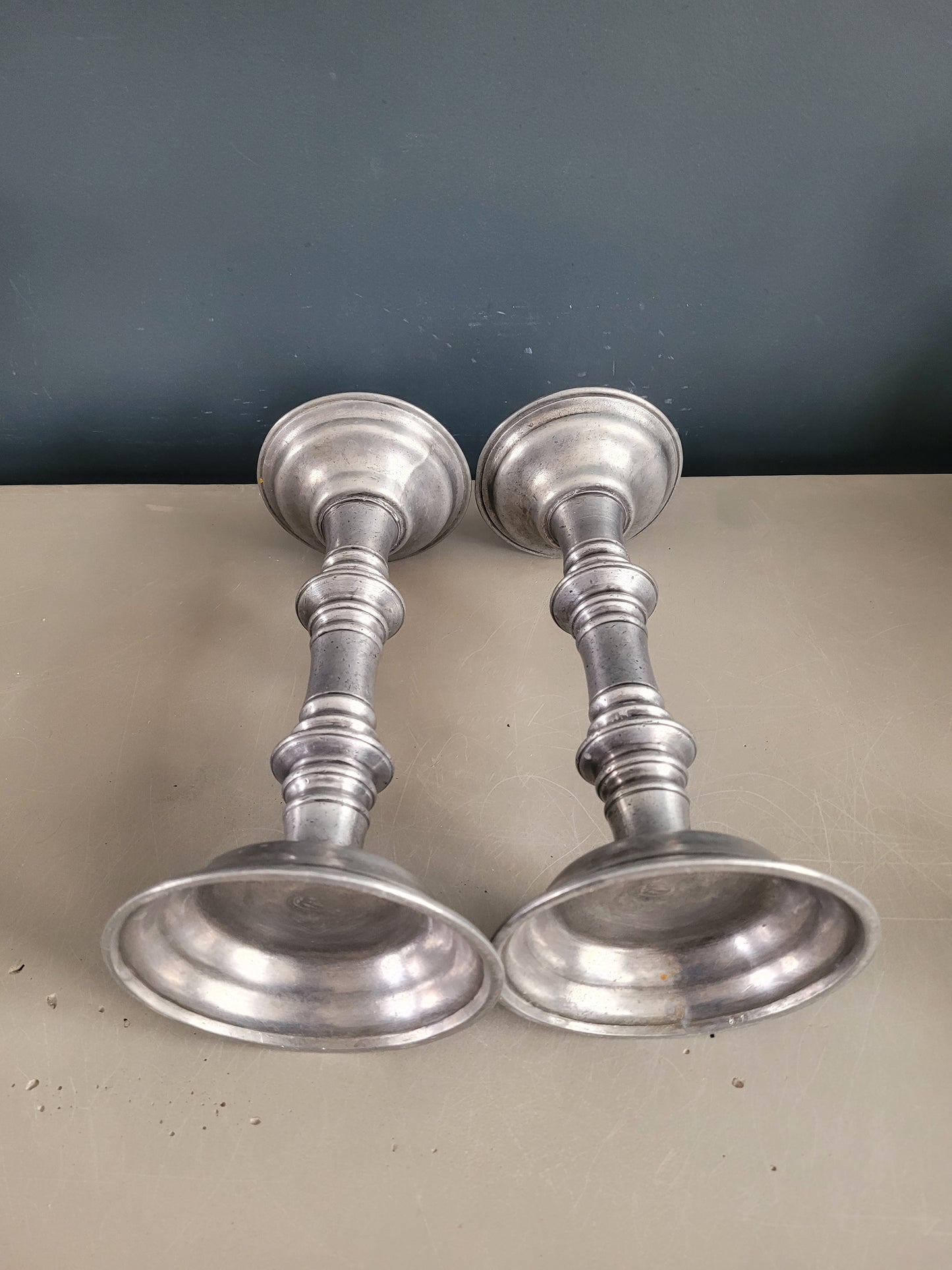 Paire de bougeoirs liturgiques en étain gravés et poinconnés - Ref 482