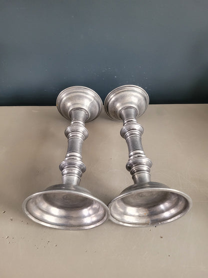 Paire de bougeoirs liturgiques en étain gravés et poinconnés - Ref 482