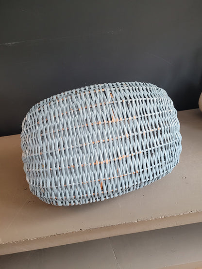 Panier en rotin peint en bleu turquoise - Ref 823