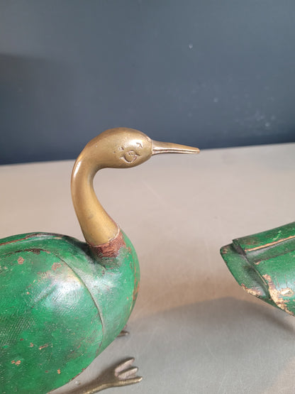 Paire d'oiseaux décoratifs en laiton et bois peint - Ref 635