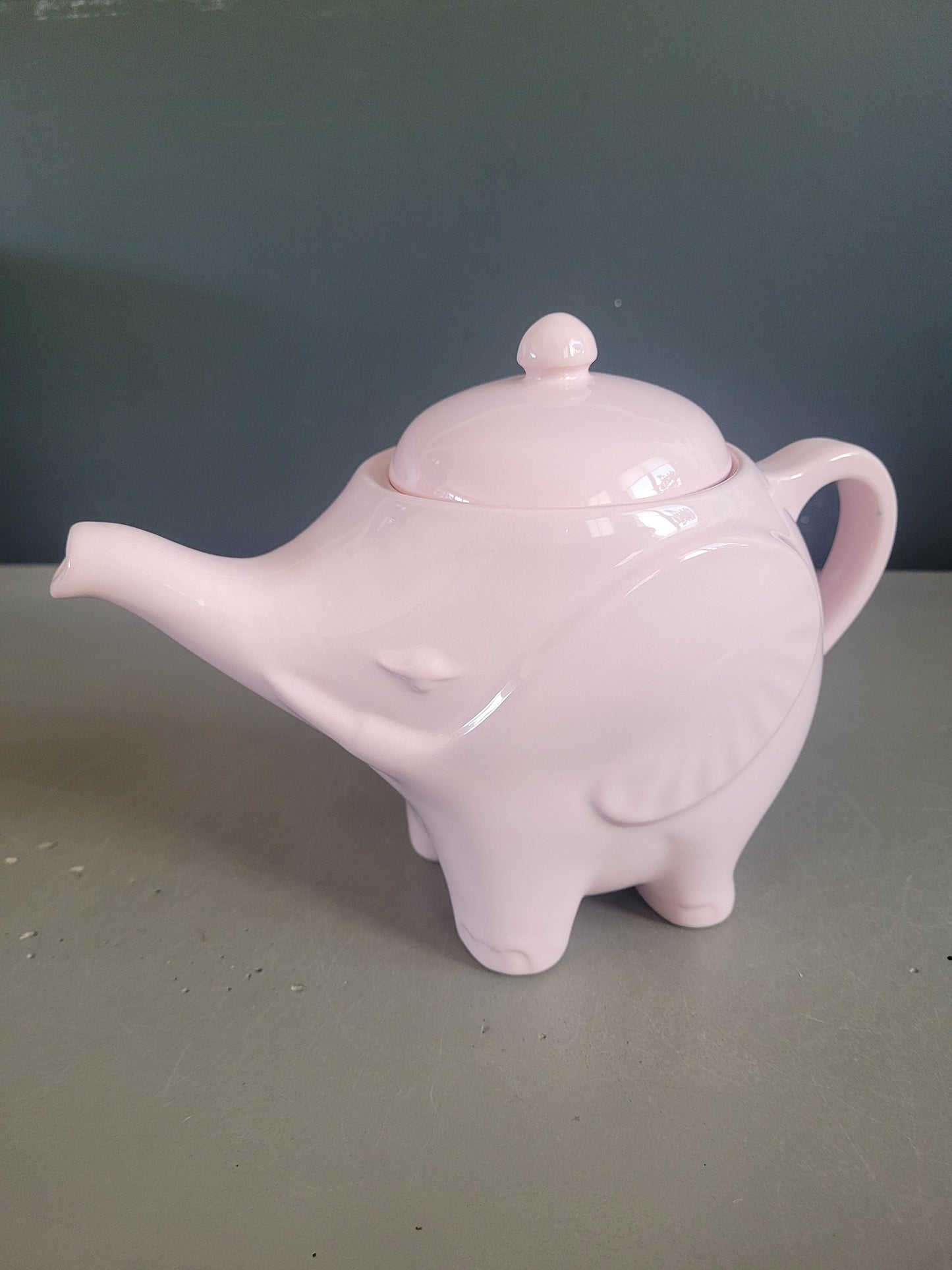Théière éléphant rose de la faïencerie Sainte Radegonde  - Ref 660