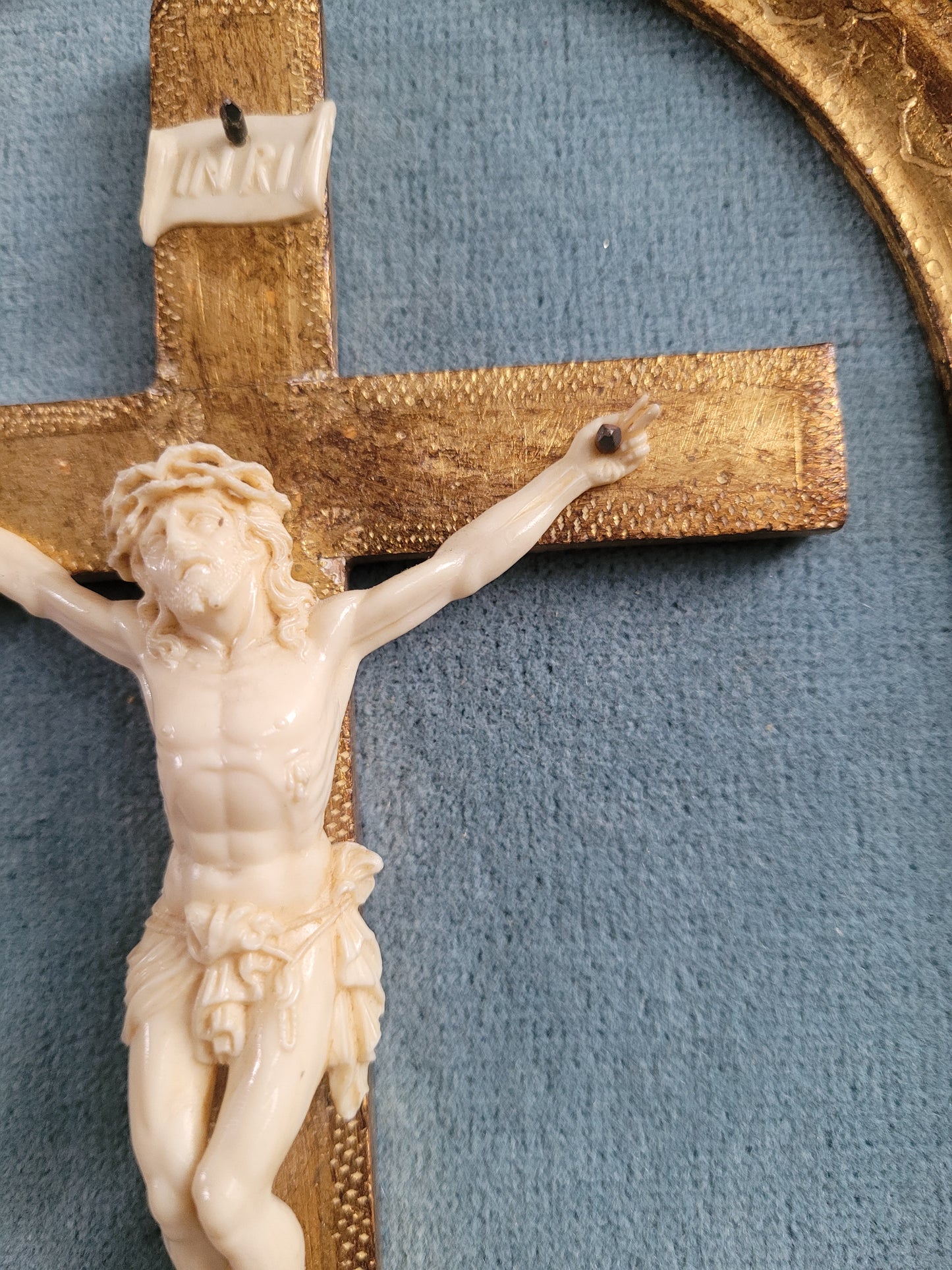 Crucifix encadré cadre doré et velours turquoise - Ref 1036
