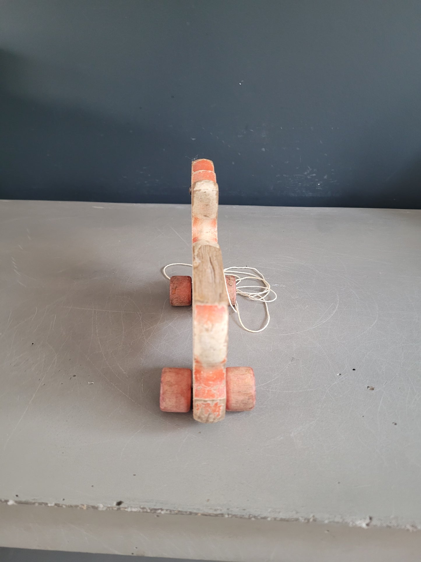 Jouet chien à tirer ancien en bois peint - Ref 906