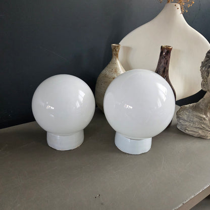 Paire d'appliques / plafonniers boules, avec socles en céramique - Ref 1418
