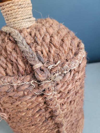 Bouteille ancienne en verre ambré et sac de transport en chanvre - Ref 657