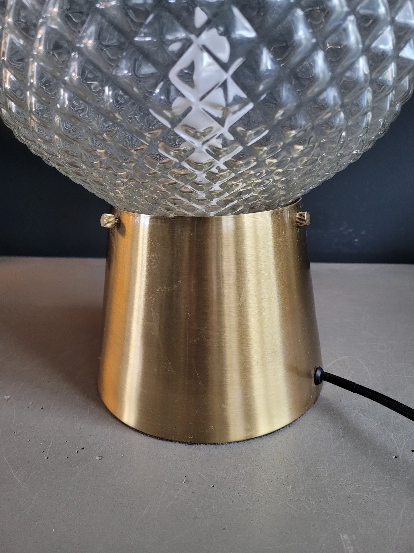 Lampe à poser avec globe en verre moulé - Ref 690