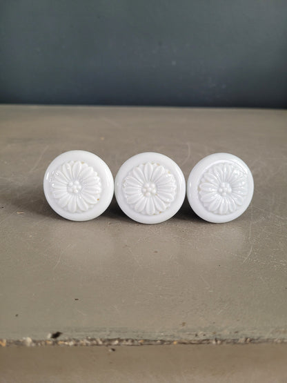Trio de boutons de meubles en porcelaine blanche - Ref 532