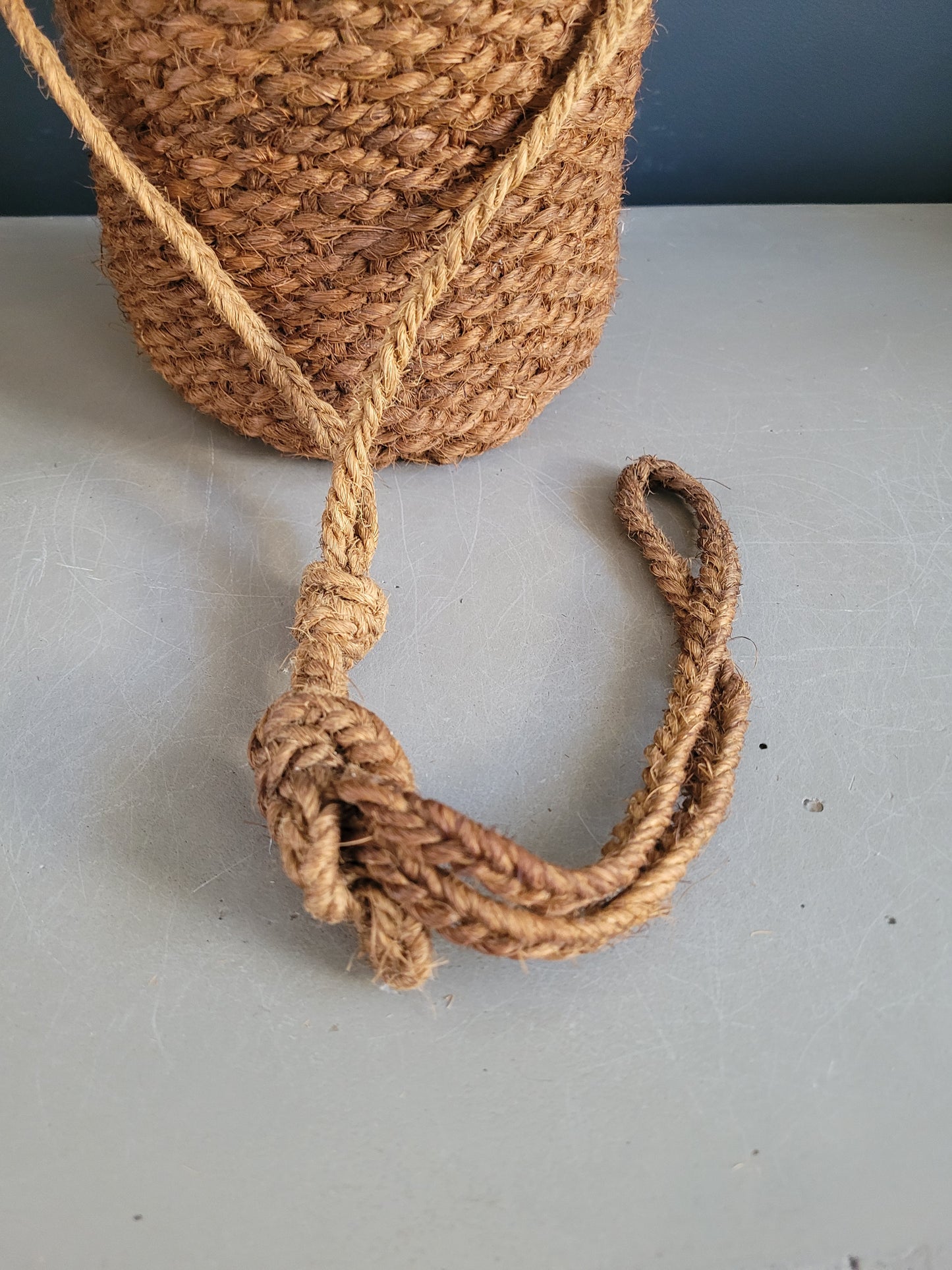 Bouteille ancienne en verre ambré et sac de transport en chanvre - Ref 657