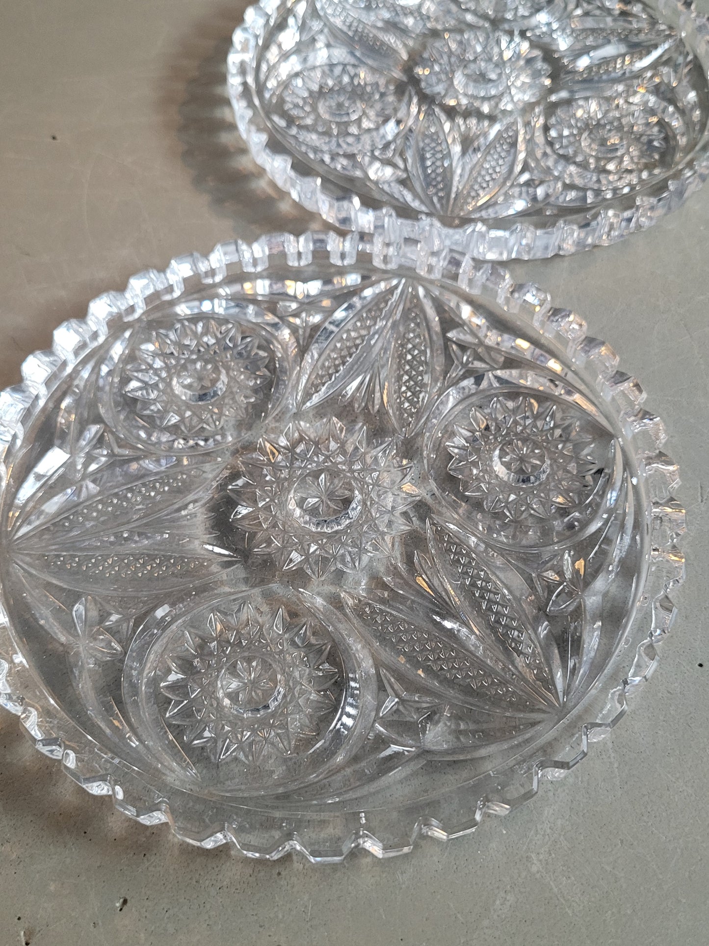 Paire de dessous de bouteilles en verre ciselé - Ref 975