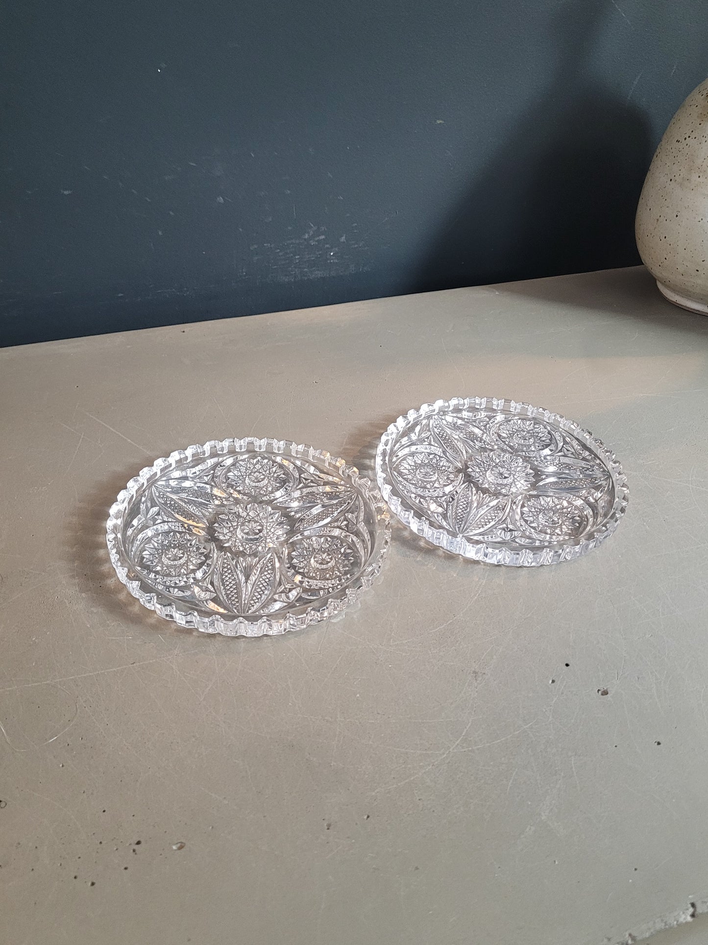 Paire de dessous de bouteilles en verre ciselé - Ref 975