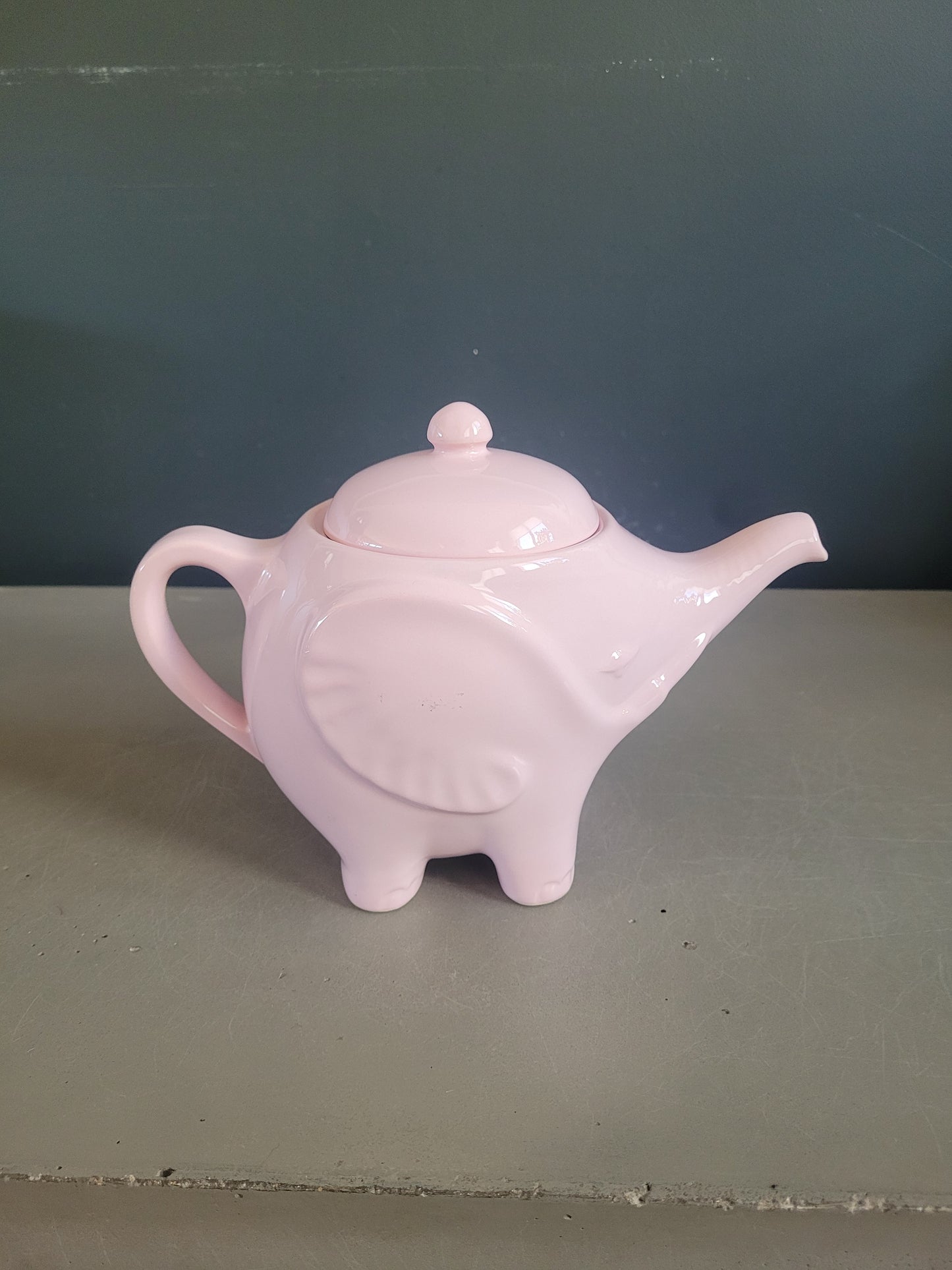 Théière éléphant rose de la faïencerie Sainte Radegonde  - Ref 660